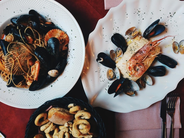 Foto prossimo piano dei frutti di mare sui piatti