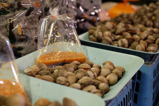 Foto prossimo piano di pesce e frutti di mare per la vendita sul mercato