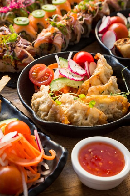 Photo close-up of seafood served in bowl on table