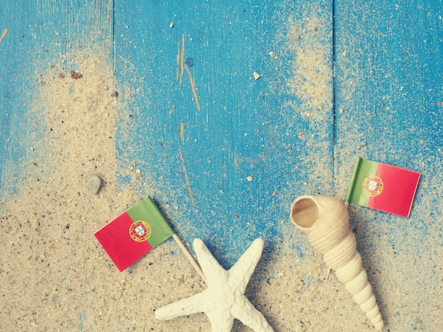 Photo close-up of seashells and flags on table