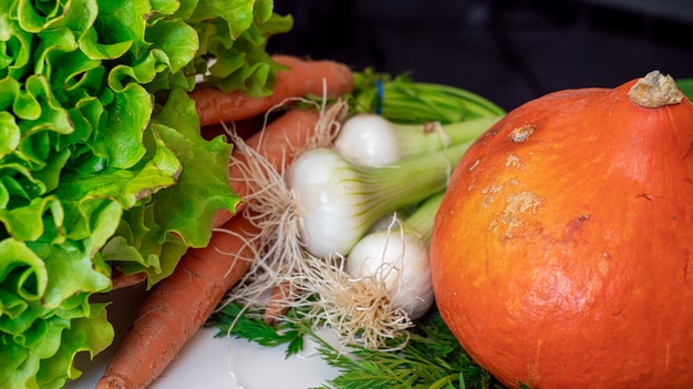 Un primo piano di verdure di stagione