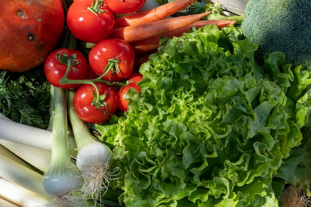 Un primo piano di verdure di stagione