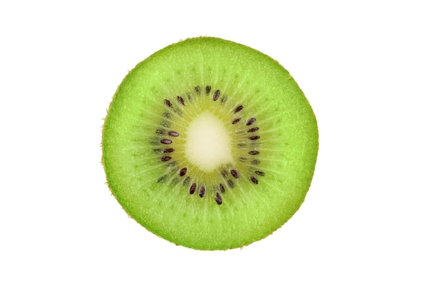 Close-up segment van een groene kiwi geïsoleerd op een witte achtergrond rijpe verse sappige enkele qiwi