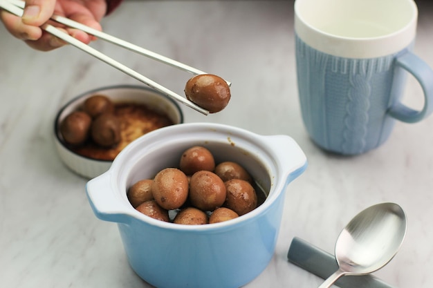 Close-up Semur Telur Puyuh is gekookte eieren koken met sojasaus voor familiemenu