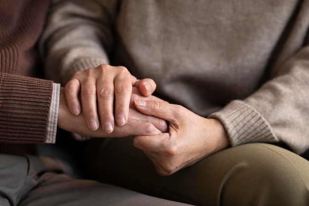 Photo close-up senior couple holding hands