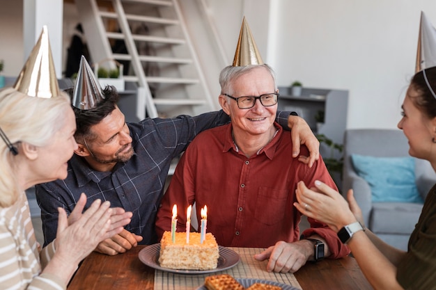 写真 祝われている年配の男性をクローズアップ