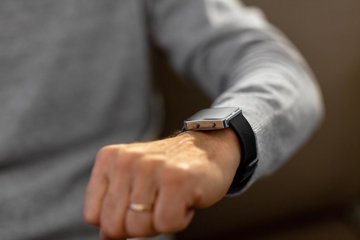 Photo close up of senior man hand with smartwatch