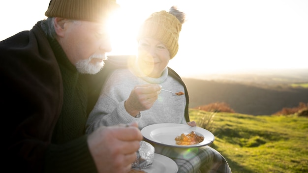 Photo close up senior people eating in nature