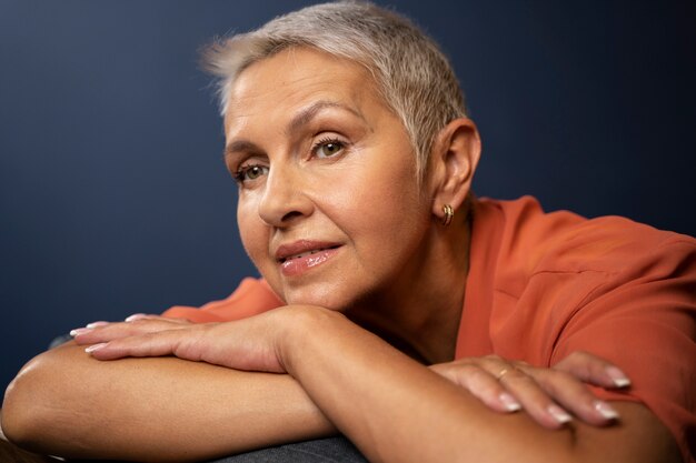 Photo close up senior woman posing