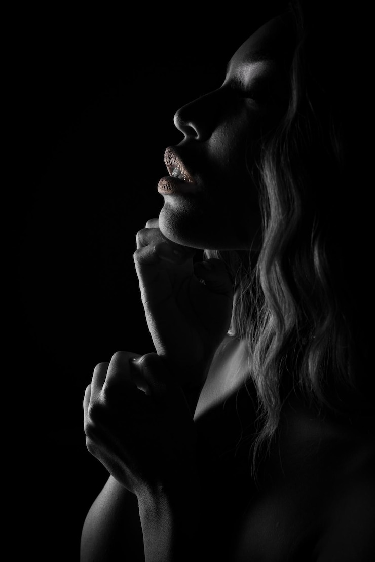 Photo close-up of sensuous woman against black background