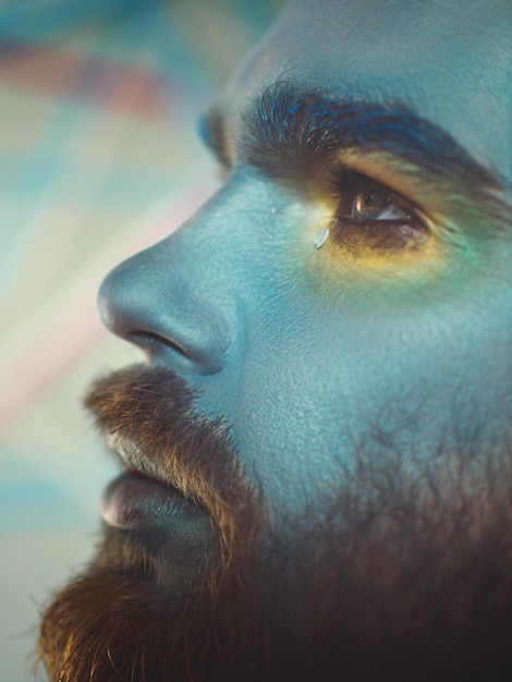 Photo close-up of serious man with painted face