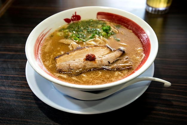 テーブルの上に提供された食べ物のクローズアップ