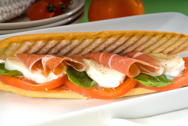 Photo close-up of served food on table