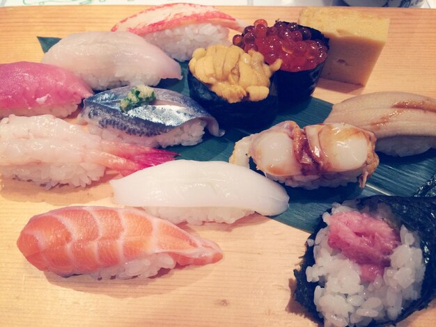 Photo close-up of served sushi on green leaf