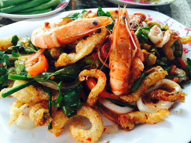 Photo close-up of serving prawn in plate