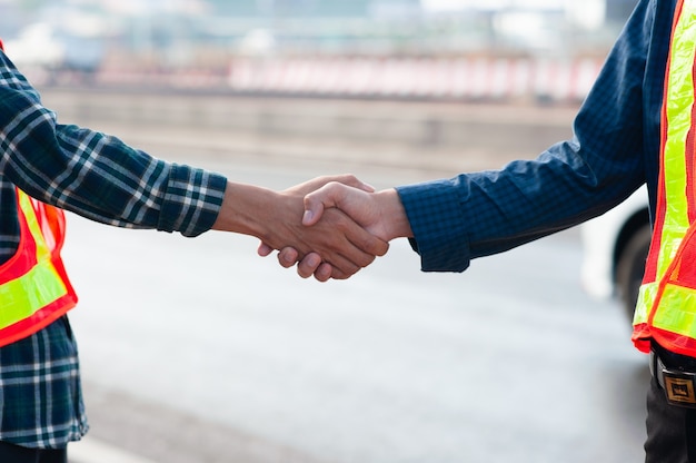 Close-up shake hand teamwork engineer op site werk succes, Hand shake team trust