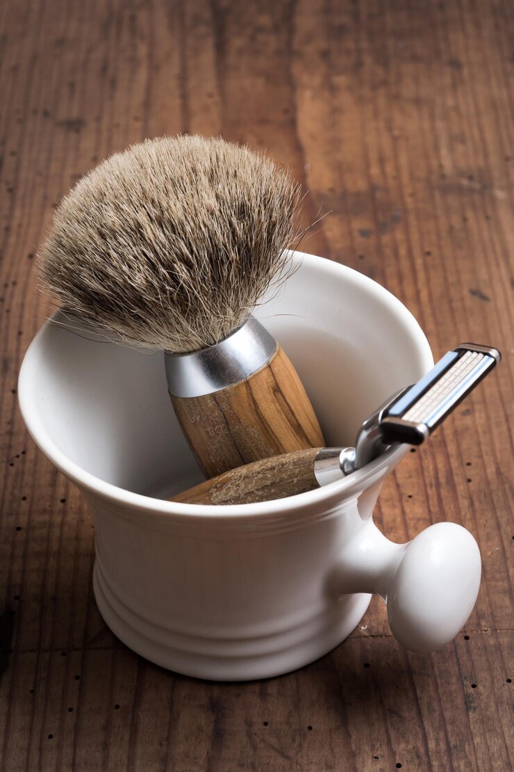 Photo close-up of shaving equipment on table