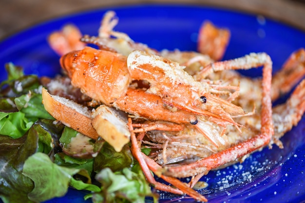 Close up crostacei frutti di mare piastra gamberetti gamberetti cena cibo cotto gamberetti alla griglia con verdure e formaggio