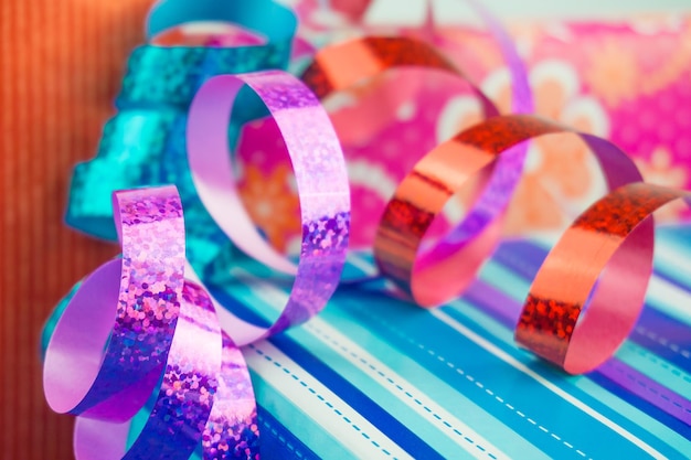 Photo close-up of shiny ribbons on table