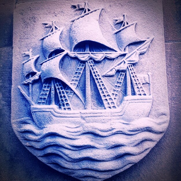 Photo close-up of ship carving on wall