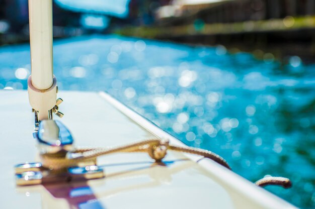 Photo close-up of ship in sea