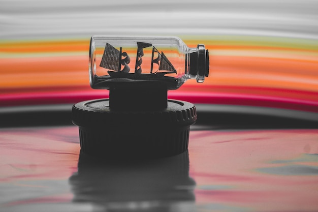 Photo close-up of ship on table