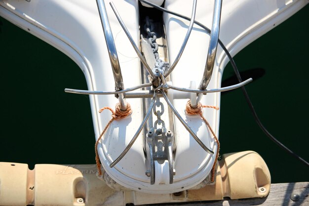 Photo close-up of ship on water