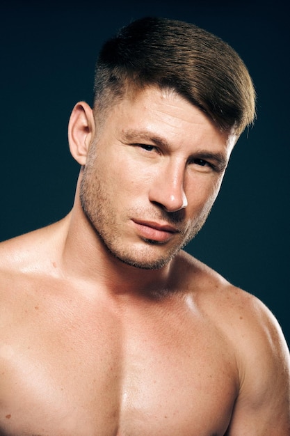 Photo close-up of shirtless man against black background