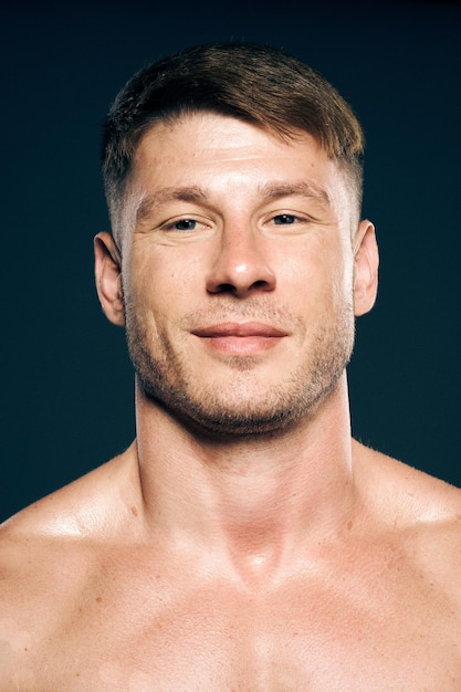 Photo close-up of shirtless man against black background