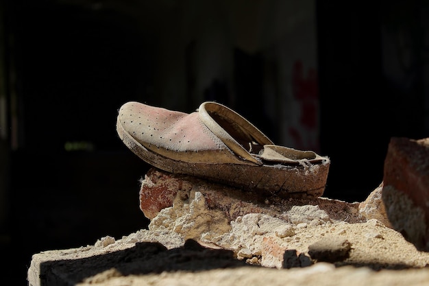 Photo close-up of shoe on rock