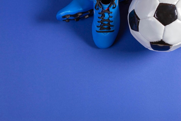 青い背景の靴とボールのクローズアップ