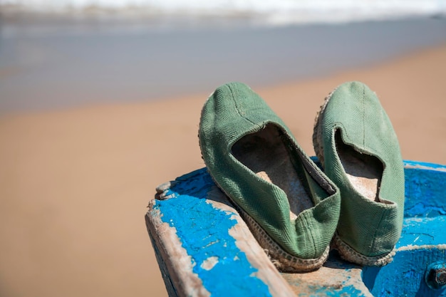 Foto close-up di scarpe sulla spiaggia