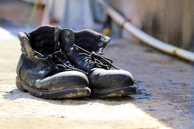 Photo close-up of shoes on footpath