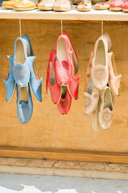 Photo close-up of shoes hanging on wood