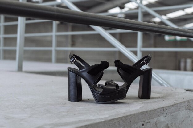 Photo close-up of shoes on table