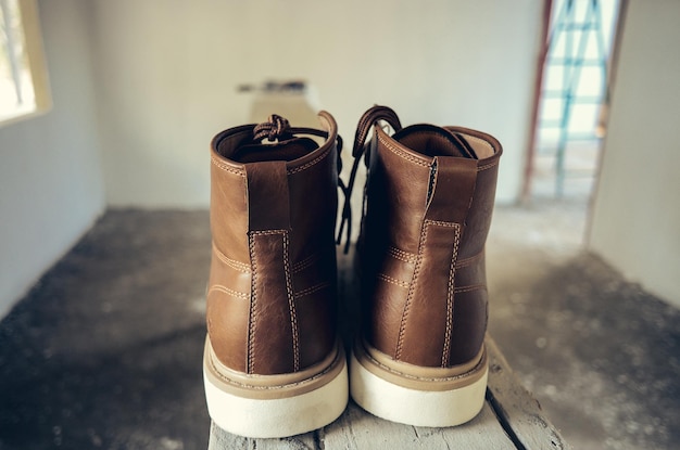 Foto close-up di scarpe sul tavolo