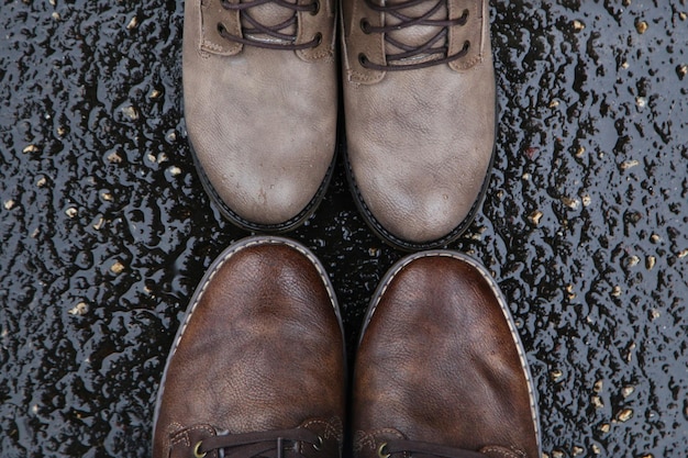 湿った道路での靴のクローズアップ
