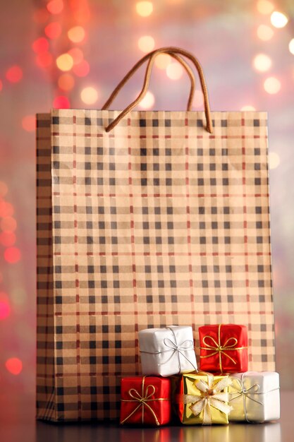 Foto close-up della borsa della spesa sul tavolo contro le luci illuminate