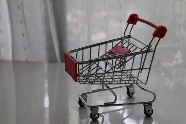 Photo close-up of shopping cart on table