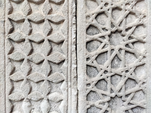 Foto una ripresa ravvicinata degli antichi ornamenti scolpiti su una pietra della chiesa cristiana ortodossa georgiana