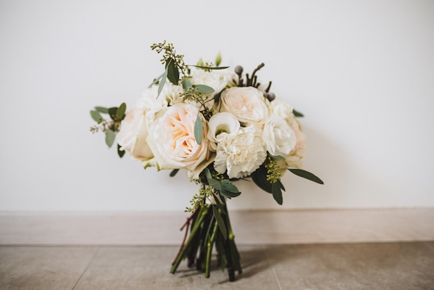 Colpo del primo piano di un bouquet bella sposa