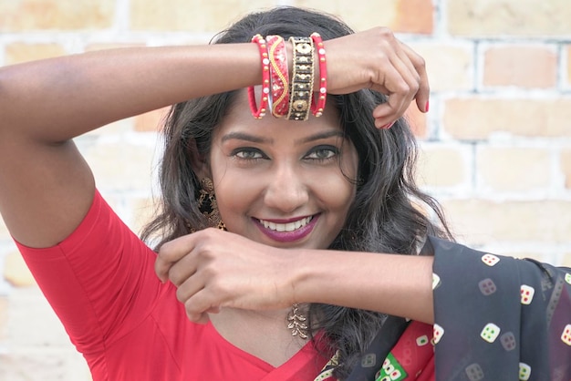 Photo close up shot of a beautiful indian woman with hand pose