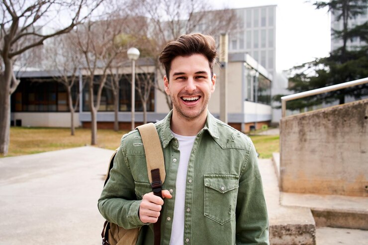 Photo close up shot of cheerful happy caucasian teenage boy looking at camera smiling funny portrait of a