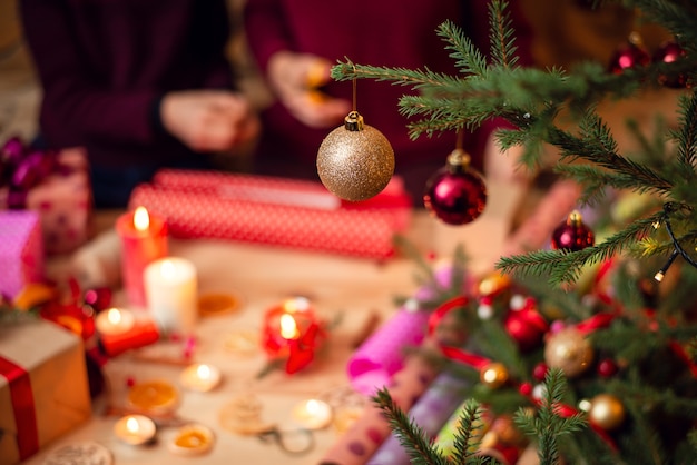 Immagine ravvicinata di palline di albero di natale appese all'abete decorato