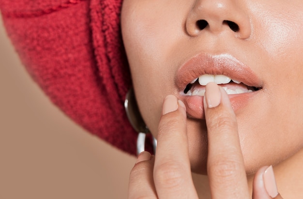 Close-up shot jonge vrouw aan haar lippen te raken