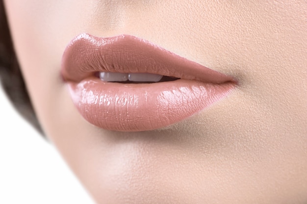 Photo close up shot of the lips of a woman wearing lipstick or lip glo