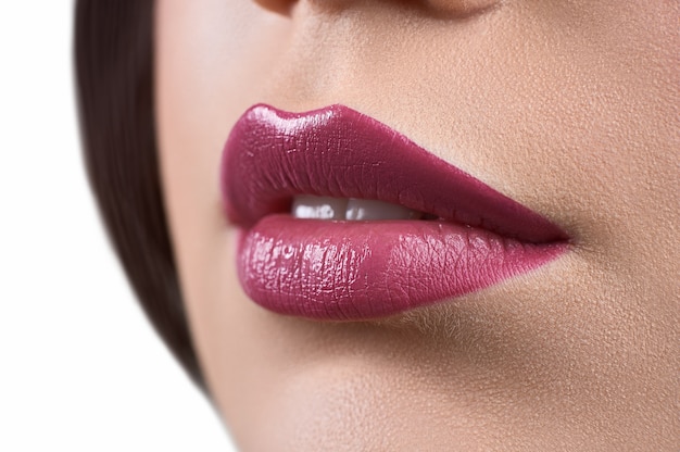 Photo close up shot of the lips of a woman wearing lipstick or lip glo