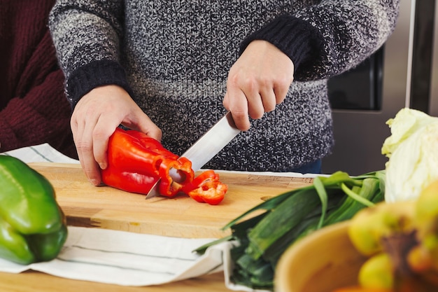 부엌에서 남자의 손 절단 야채의 총을 닫습니다