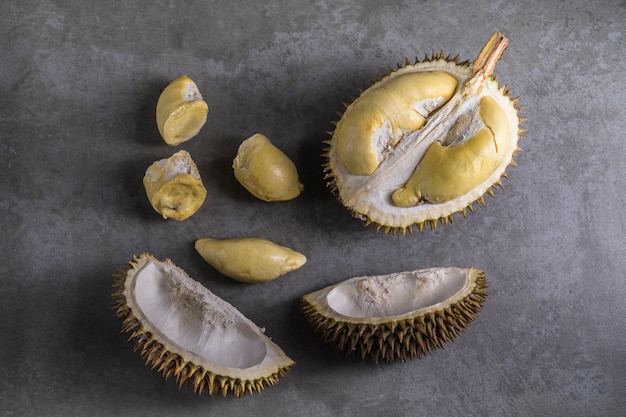 close-up shot op durian, zoete koning van fruit op donkere achtergrond,