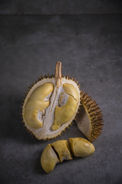 close-up shot op durian, zoete koning van fruit op donkere achtergrond,